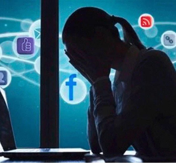 Violence facilitée par la technologie: Entre 16 et 58 % des femmes en sont victimes